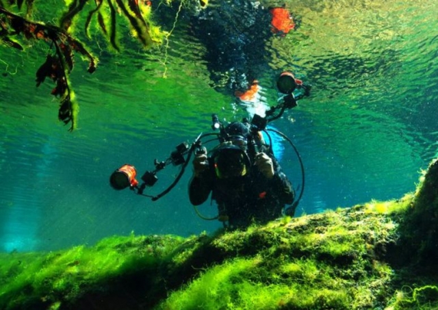 在天然井中潜水 